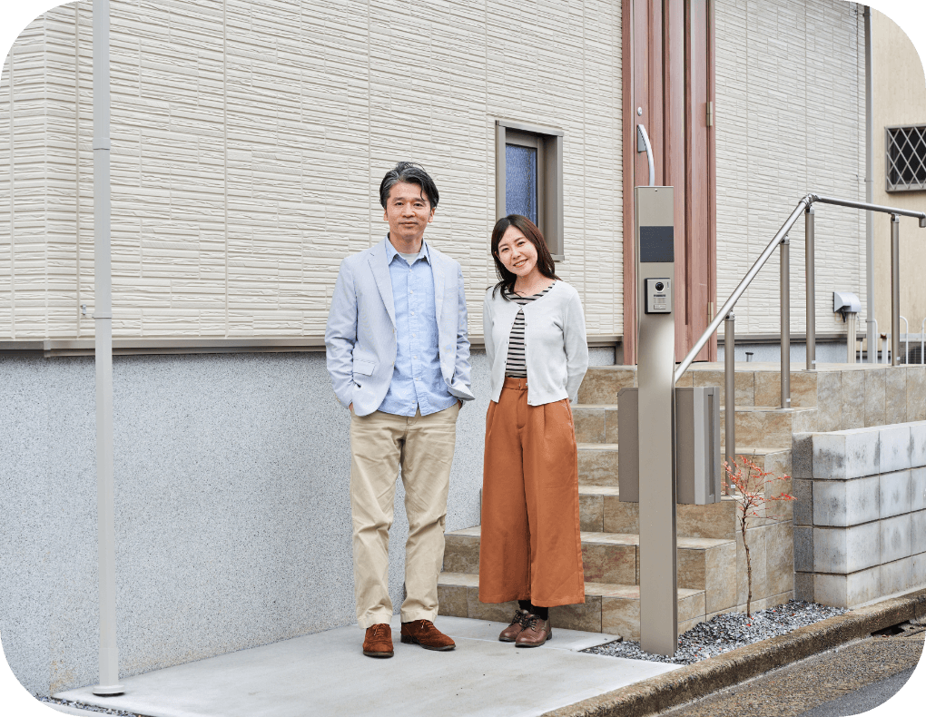 玄関に並ぶ夫婦の写真